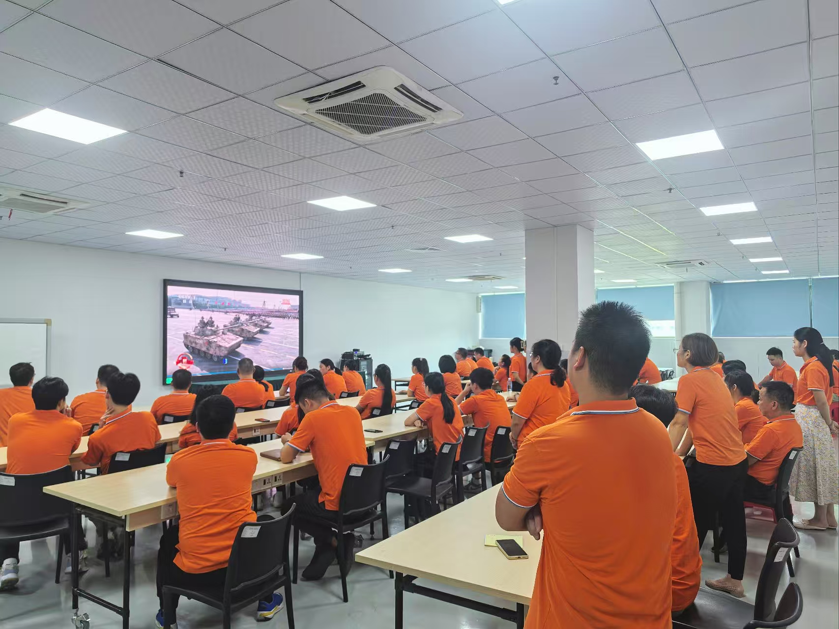 恩創(chuàng)科技-熱血鑄軍魂，同心向未來&mdash;&mdash;恩創(chuàng)員工共觀閱兵儀式